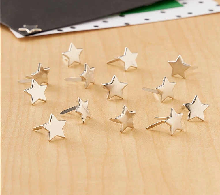 RECUERDOS Brads Decorativos - ESTRELLAS PLATEADAS - 50 piezas Foto 2 de 2