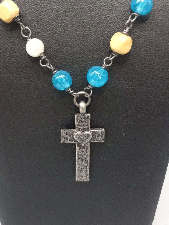 Collar con cuentas de vidrio y perlas de madera con colgante de cruz marca Hard Rock tono plata Foto 2 de 4