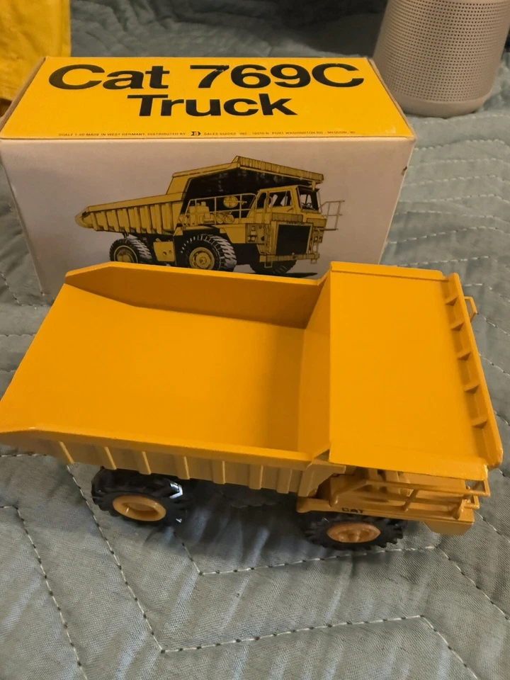 Camión de volteo NZG 1:50 CAT 769C No.222 construcción fundida a presión Caterpillar Alemania Foto 3 de 4