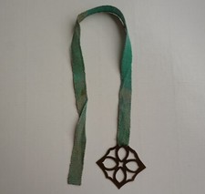 Altes Lesezeichen, Ornament aus Messing mit grünem Band