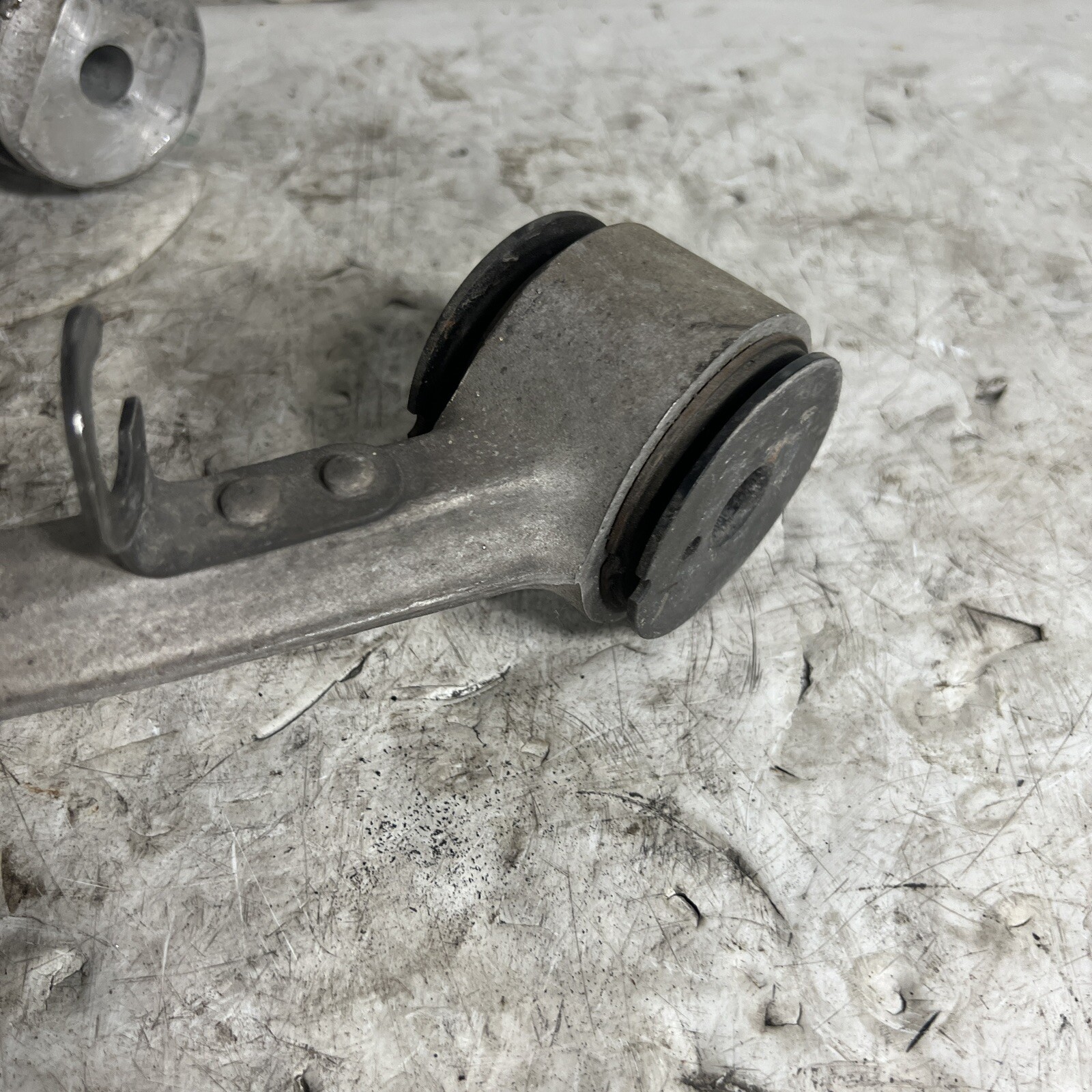 03-12 Maserati Quattroporte Front Right Upper Control Arm M139