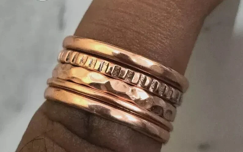 Anillo de curación minimalista de cobre puro sólido, hecho a mano unisex, juego de 5 surtidos Foto 3 de 4