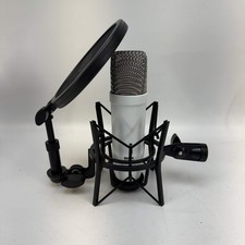 Rode NT1 Signature Series Condenser Microphone White w / SM6 Shockmount Pop