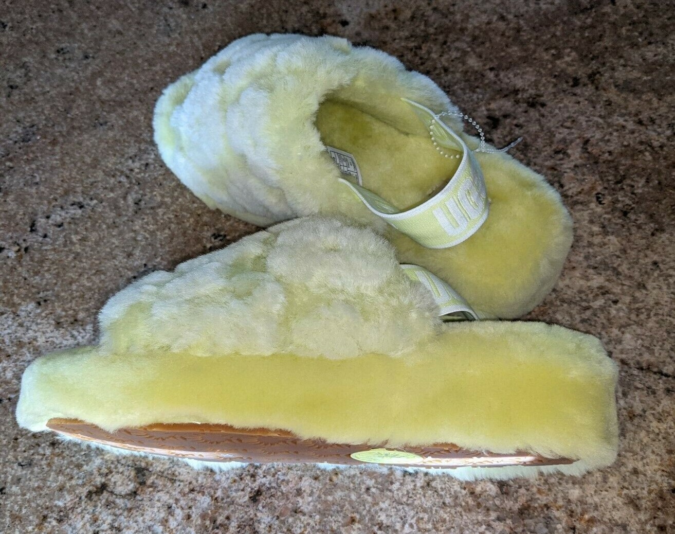 PANTOFOLA D’ORO Sandali donna UGG Fluff Slide giallo fluo taglia 7 pelliccia di agnello Australia nuovi con etichette