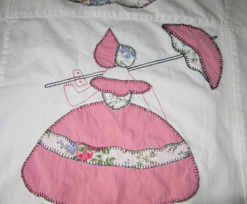 VTG HANDMADE SUNBONNET SUE APPLIQUE COTTON QUILT - 70" X 67" APPROX. - Picture 6 of 8
