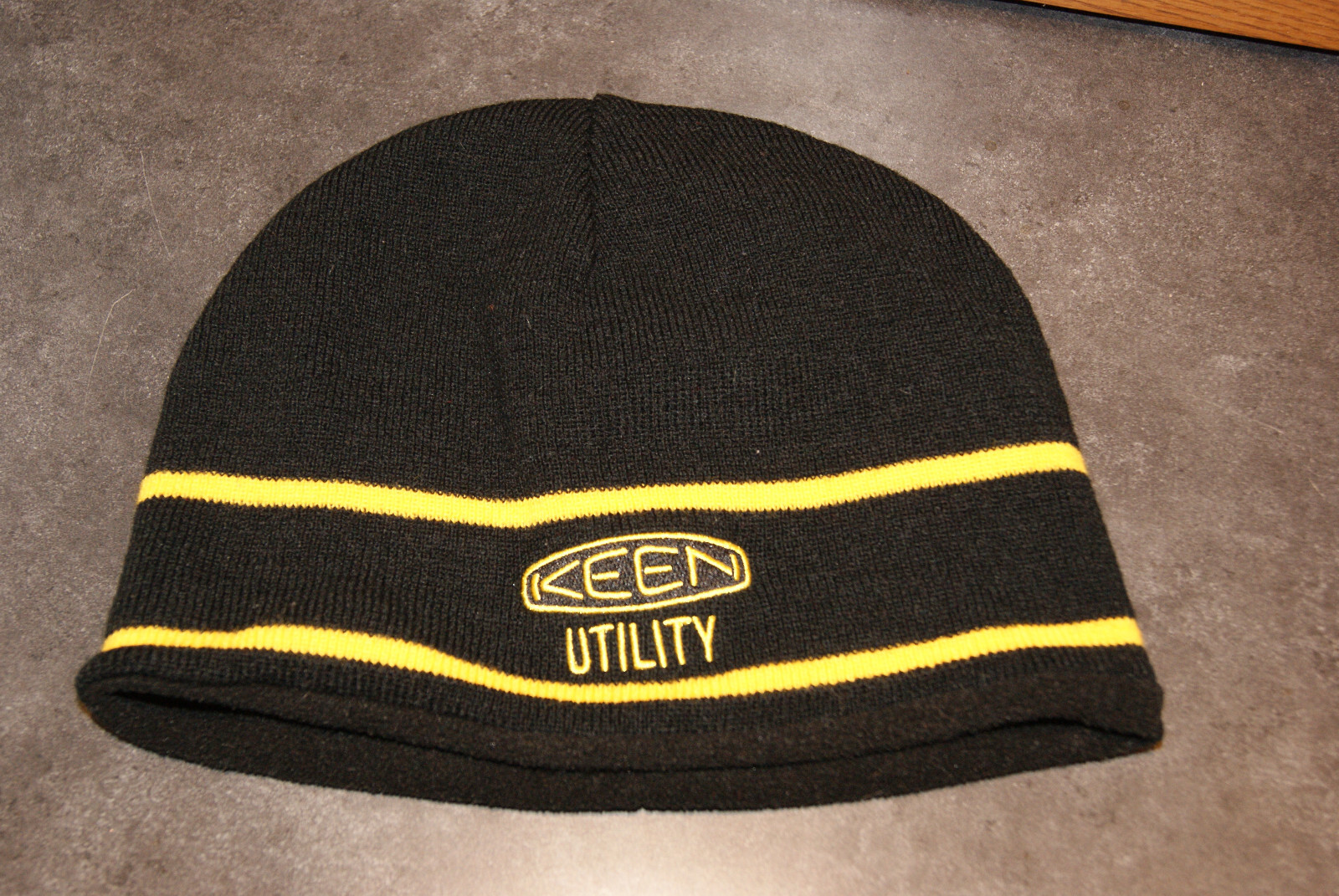 Berretto berretto berretto KEEN UTILITY nero invernale in maglia giallo logo ricamato e righe