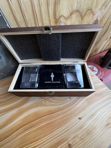 John Wayne Whiskey Stone Glass Set Scatola Regalo Legno da Collezione Nuovo con scatola - Foto 3 di 8