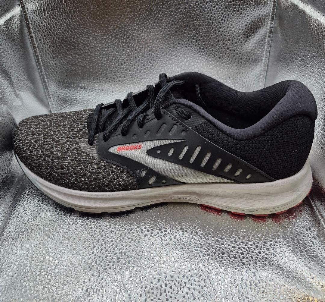 Men's Brooks Range 2 Black White Running Shoes Size 10 D Excellent Condition  