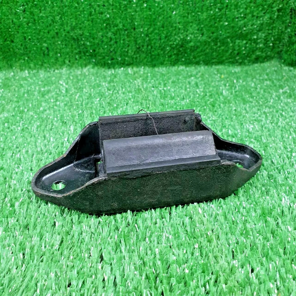 Conjunto de montaje de motor trasero de transmisión aislante. Ford Zodiac Zephyr MK3 211E 6068 Foto 4 de 4