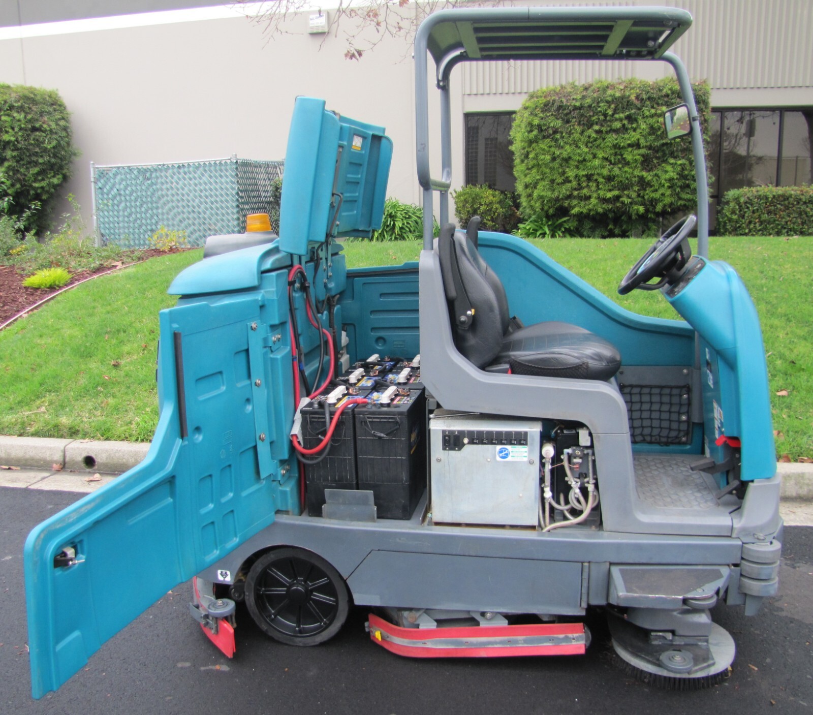 Tennant T17 EC H2O 40" Ride on Floor Scrubber 36V Battery Powered Disc