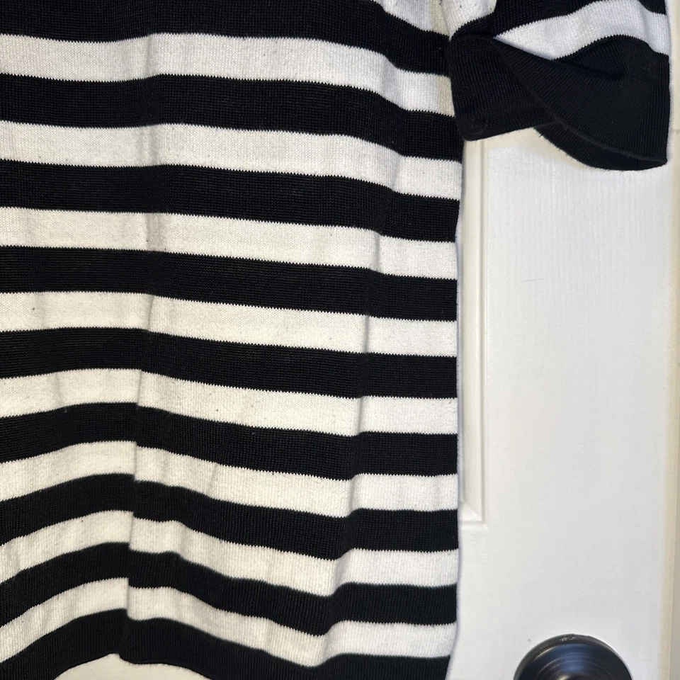 Suéter tejido de rayón y algodón medio a rayas blanco y negro diseño vertical para mujer Foto 4 de 4