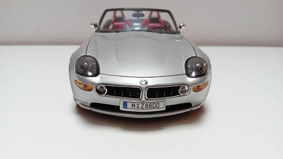 Burago BMW Z8 Scala 1:18 Argento - Immagine 2 di 4