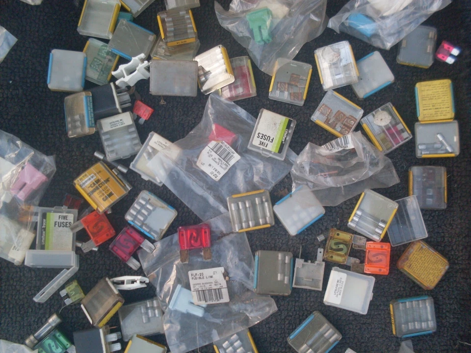 LOT OF VARIOUS BUSS LITTLE FUSES MANY DIFFERENT  SIZE OLD SCHOOL - Image 3 of 4