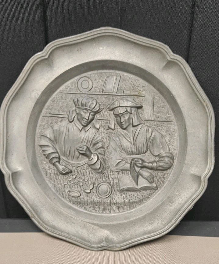 Wandteller Zinnteller Relief Kaufleute 21 cm cca 1940er Engelstempel
