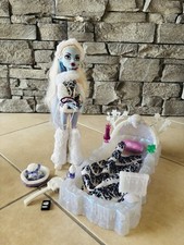 🩵Monster High „Abbey Bominable“ Puppe + Bett + Zubehör🩵 von 2012