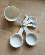 Measuring Cups - White Plastic - Set of 6