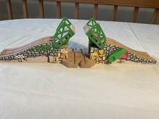 VTG. 2001 GUILANE THOMAS TRAIN DAY AT ZOO WILD ANIMAL CROSSING WOODEN DRAWBRIDGE