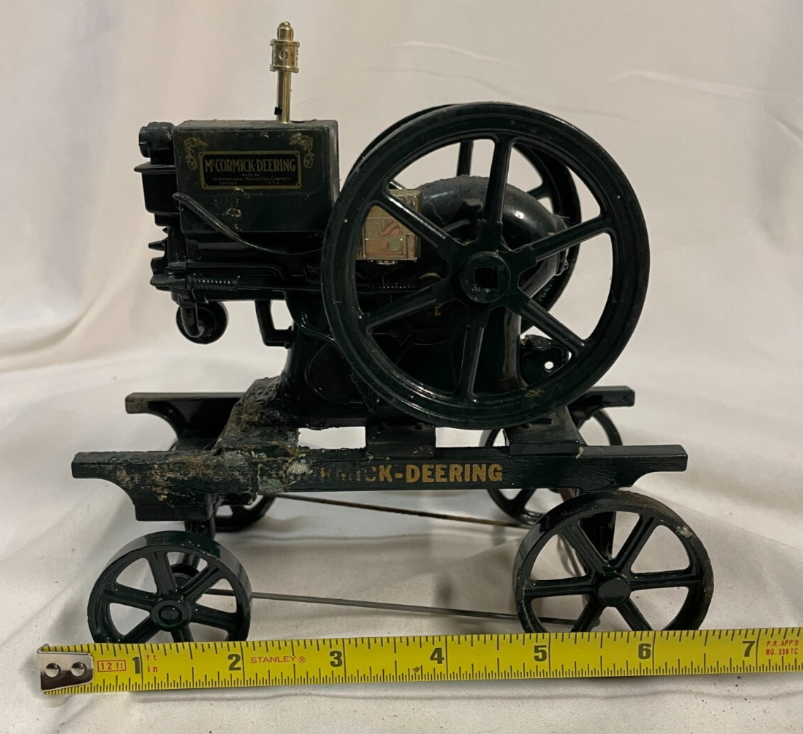 ERTL item # 4351 Green McCormick-Deering Model 'M' Engine Model with Box