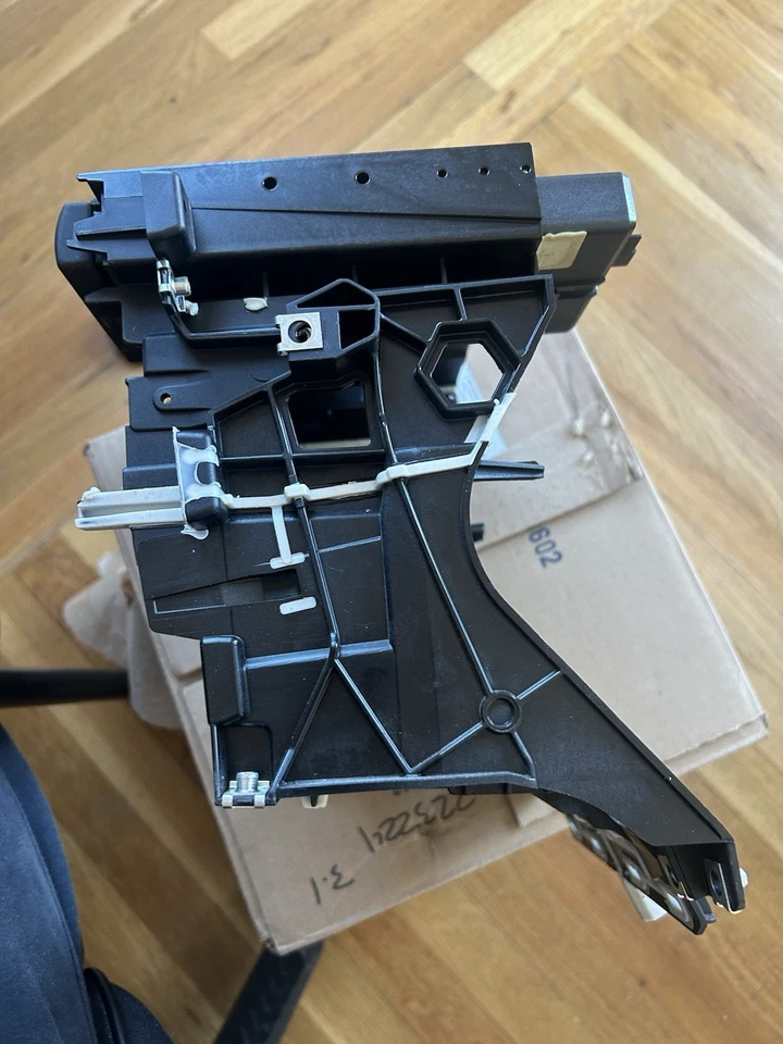 2005-2007 AUDI A3 QUATTRO - Rádio estéreo / suporte de montagem de controle climático fabricante de equipamento original - Imagem 4 de 4