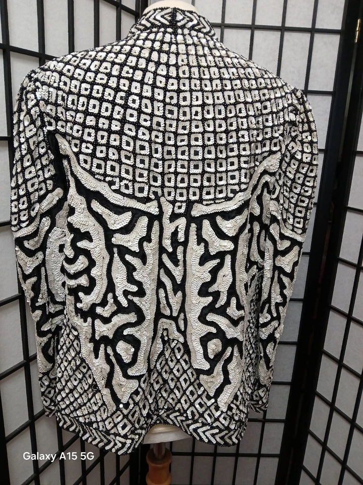 Jaqueta Niteline coberta de preto e branco sequência e miçangas manga longa grande - Imagem 3 de 4