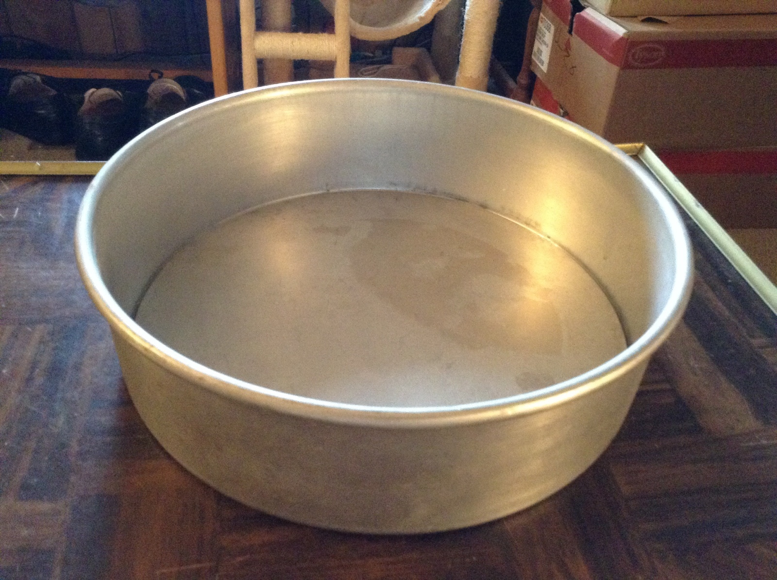 Aluminum cake baking pan with removable bottom