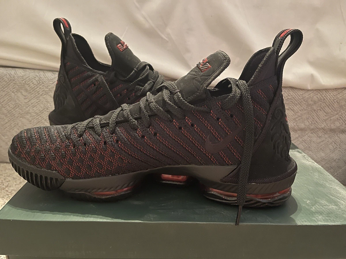Preços baixos em Nike Lebron 16 Black Black-University Red