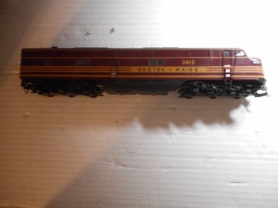 HO SCALE PROTO 2000 E7 DIESEL LOCOMOTIVE BOSTON AND MAINE ROAD # 3813. DCC