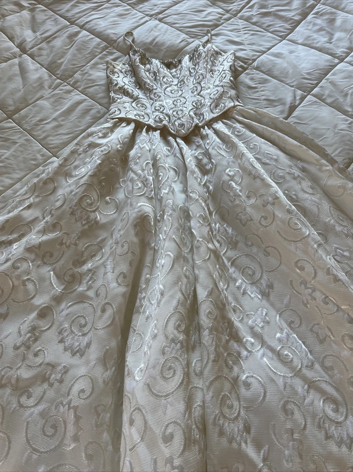 Corsé vintage hecho a medida marfil diseño con cuentas vestido de baile falda sin mangas pequeño Foto 2 de 4