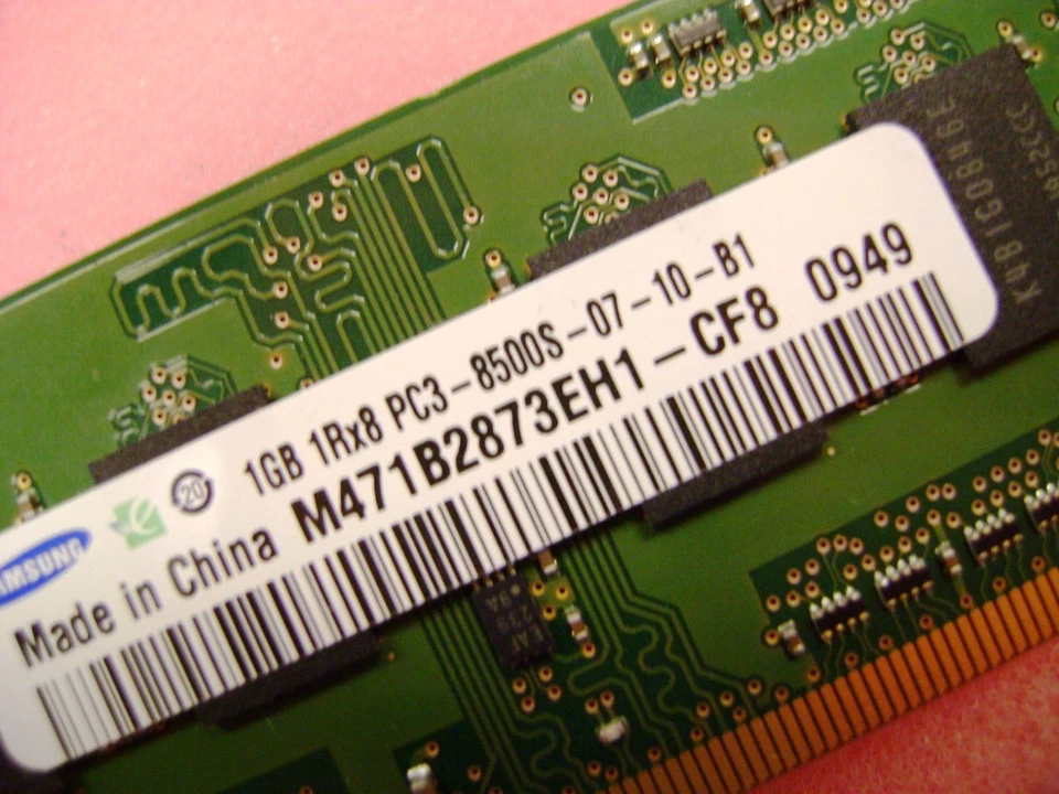 Toshiba 1GB PC3-8500 DDR3-1066MHz 204-Pin SoDimm Memory Module P/N K000085830 - Image 3 of 4