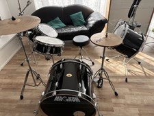 Schlagzeug Set mit Becken, Inkl. Base, Pedale, Magnum & Paiste