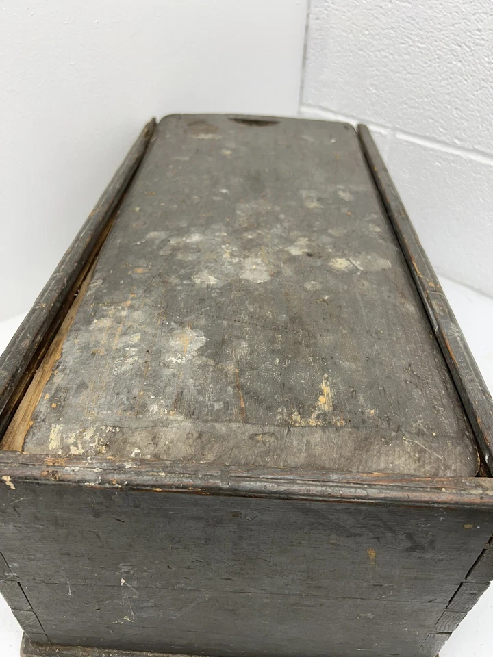 Antigua caja de velas con tapa deslizable primitiva de madera blanda encajada biblia pintura original Foto 3 de 4