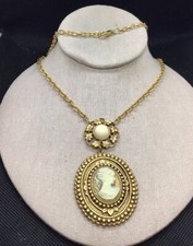 Vintage Costume Long Plastic Simulated Cameo Pendant Necklace 30" F569