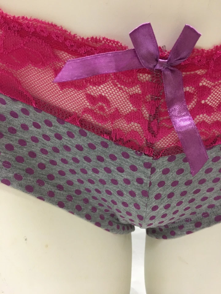 Bikini braguita con detalles de encaje rosa diseño Charlotte Russe puntos grises opciones de talla Foto 2 de 3
