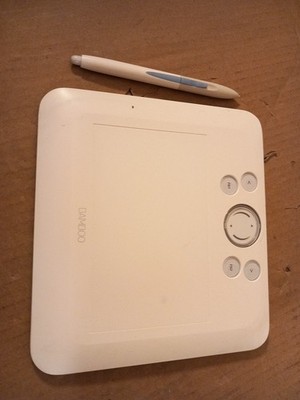 Wacom Bamboo Fun Small Touch Grafiktablett mit Stift CTE-450/W
