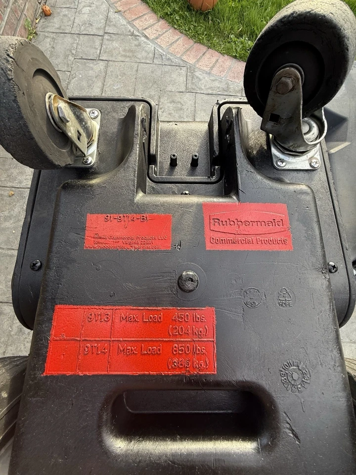 Camión de alta resistencia Rubbermaid® FG9T1400BLA 0,5 yardas cúbicas inclinable (850 lb.) Foto 2 de 4