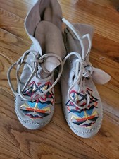 TOMS Shoes Womens 7 Zahara tan suede embroidery moccasins Runs Small comfort