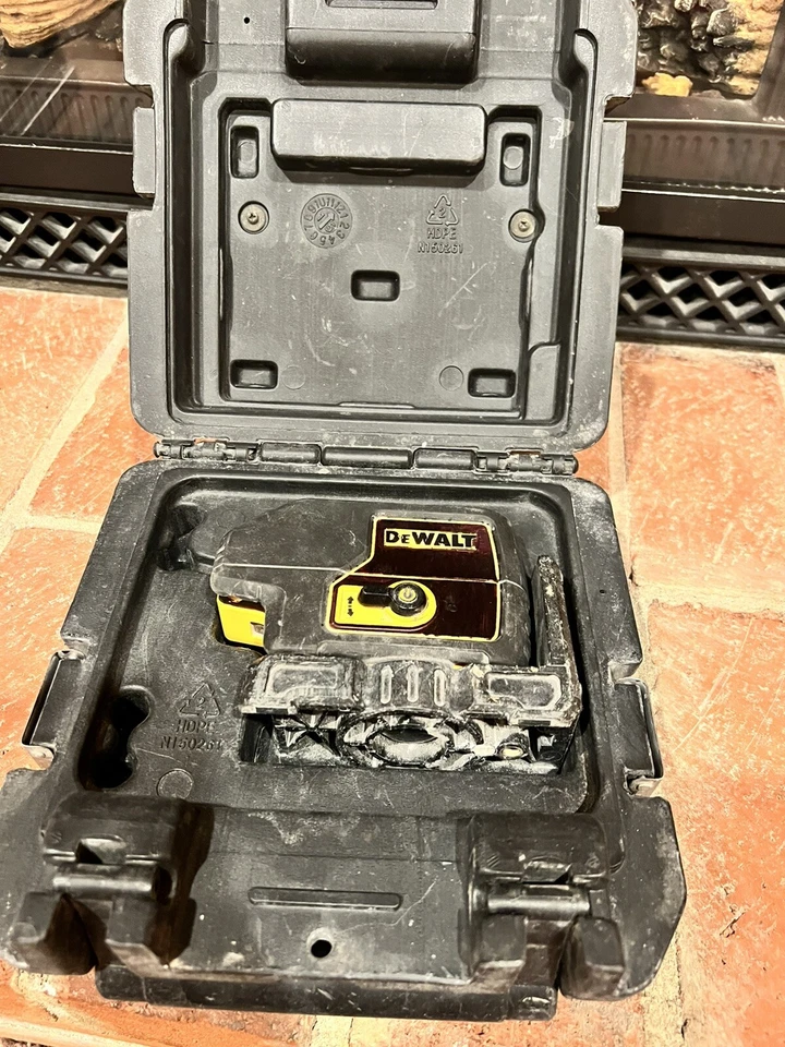DEWALT DW083 Self-Leveling 3-Spot Laser Level & Magnetic Pivot Bracket - Image 2 of 4
