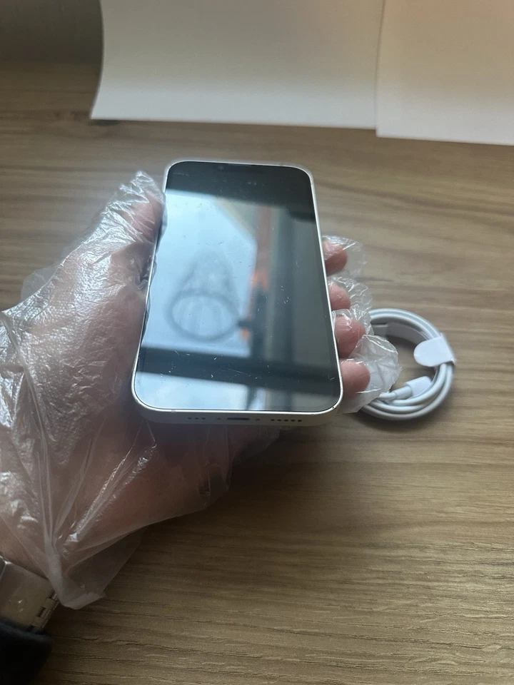 Apple iPhone 14 128GB Unlocked - White - Good Condition - Please Read desc - Image 4 of 4