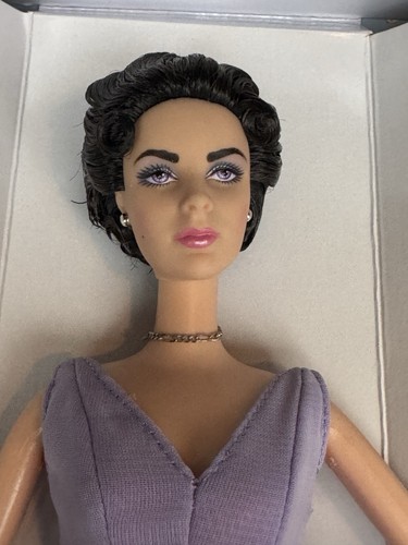 Muñeca Barbie ELIZABETH TAYLOR Diamantes Blancos 2000 Ojos Púrpura Nueva Caja Como Está - Imagen 3 de 7