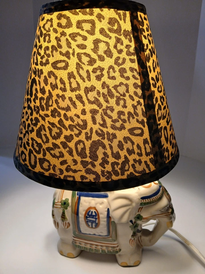 Esta es una lámpara de elefante de cerámica con una pantalla de lámpara con estampado de leopardo decoración del hogar regalo Foto 3 de 4
