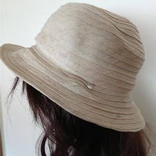 Vintage 60s beige cloche hat with pearl pin