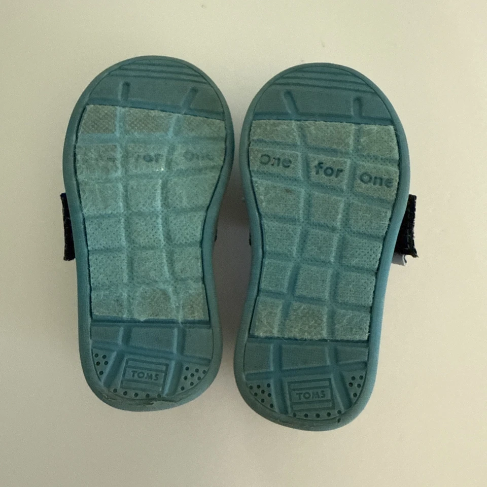 Toms Classics cachemir sin cordones informal lona plana negra/plateada niño pequeño 5 Foto 4 de 4