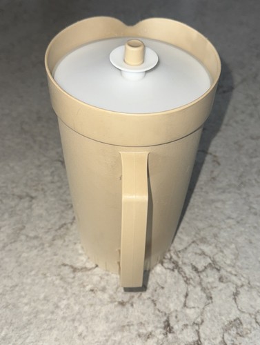 Vintage Tupperware 2 Quart Pitcher With Push Button Lid Beige Tan 800-8 - Picture 2 of 9