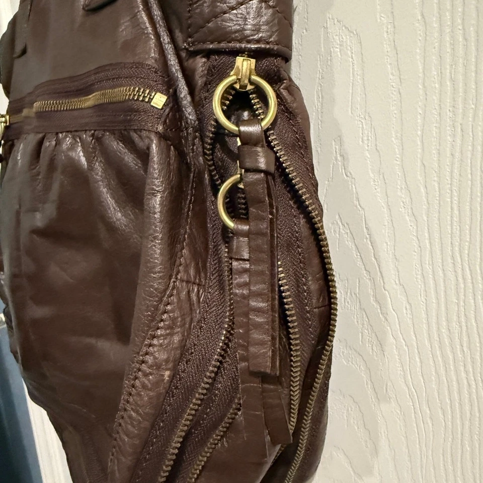 Bolso de Hombro Abro Chic Cuero Marrón ¡Mucho Detalle Cremallera Dorada Excelente Estado! Foto 3 de 4