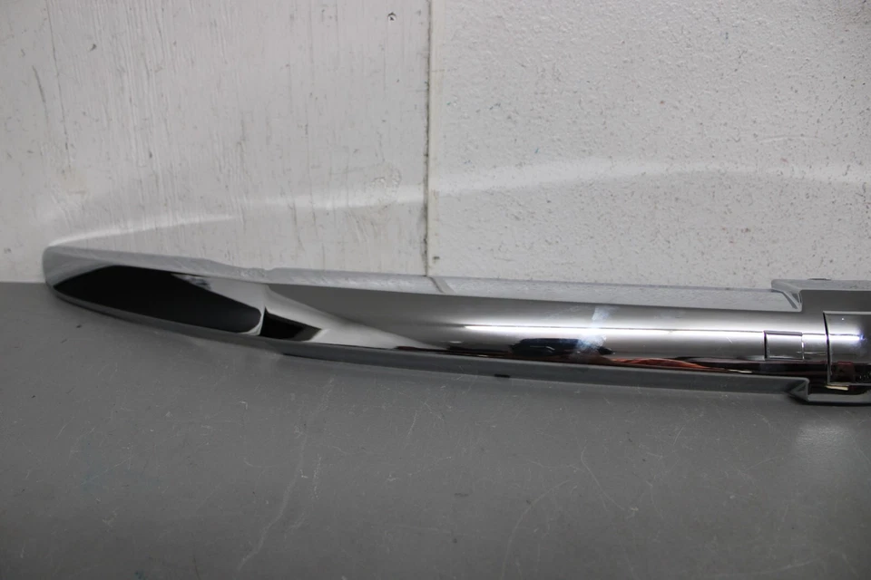 2005 2009 CHEVROLET EQUINOX FRONT GRILLE CENTER MOLDING Foto 2 de 4