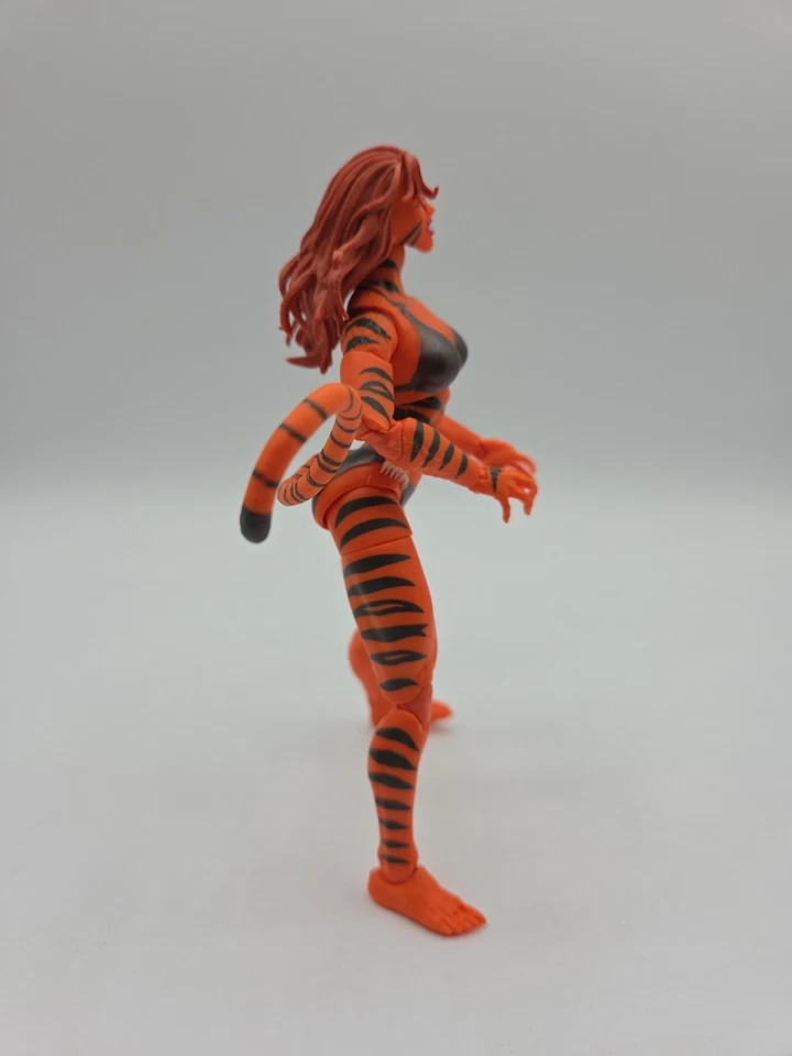 Figura Marvel Legends Tigra West Coast Avengers de paquete de 5 completo usado en excelente estado  Foto 3 de 4