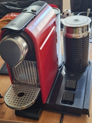 Nespresso Pixie Kapselmaschine 19 bar mit Aeroccino Milchaufschäumer rot/schwarz
