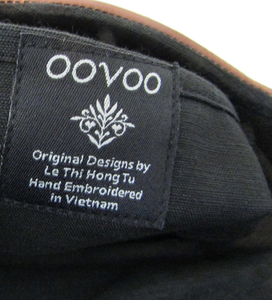OOVOO Le Thi Hong Tu Hand Embroidered Silk & Leather Asian  display picture 1