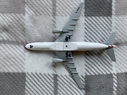 China Eastern A330-300 Dragon Wings 1:400 - Picture 6 of 7