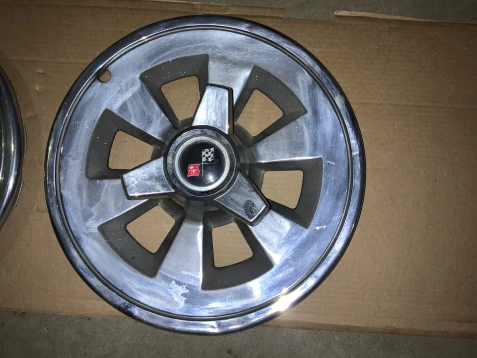 Juego de 2 tapacubos e hilanderos originales Chevrolet Corvette 1965 cubiertas de rueda Foto 2 de 4